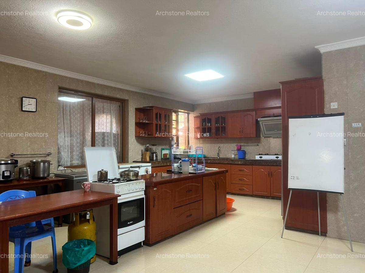 10 Bed House with En Suite in Runda - 4