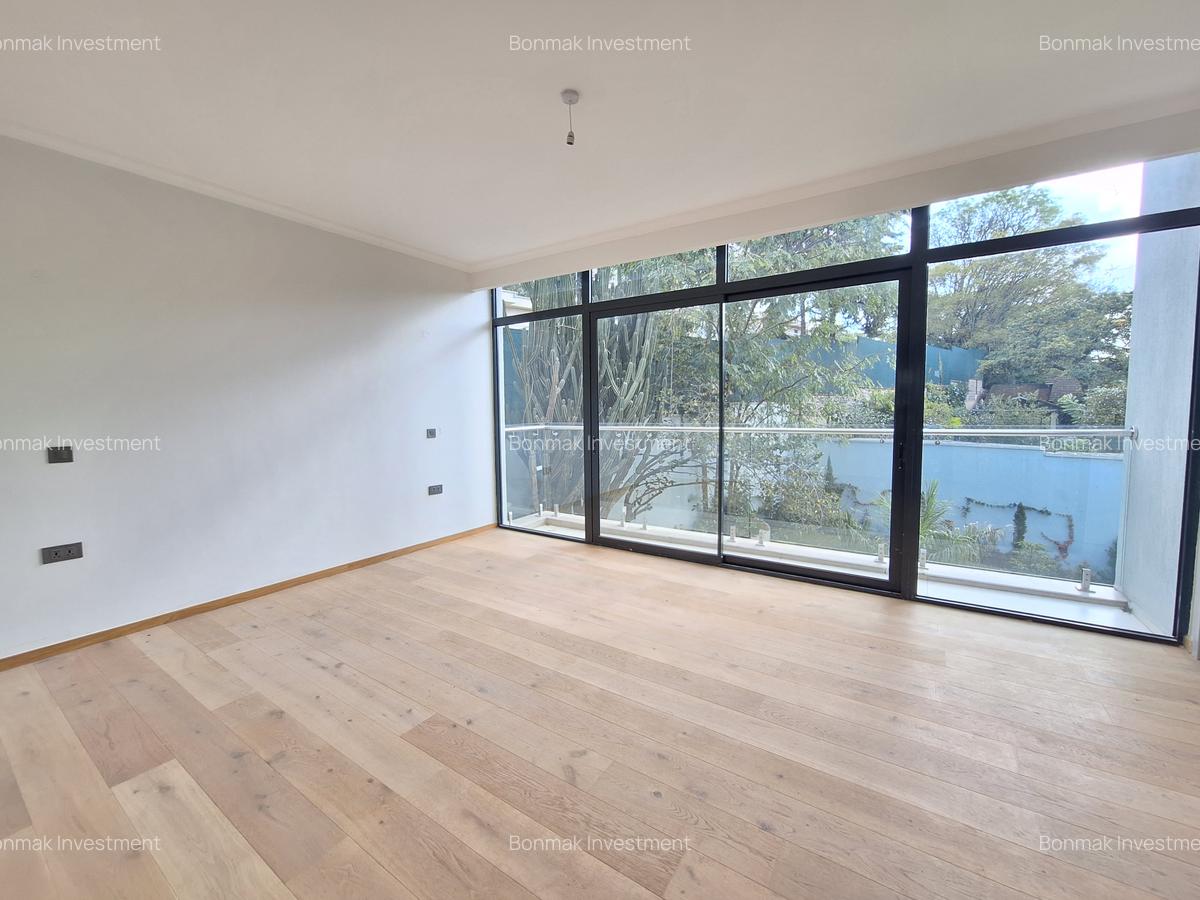 5 Bed Townhouse with En Suite at Lavington Green - 8