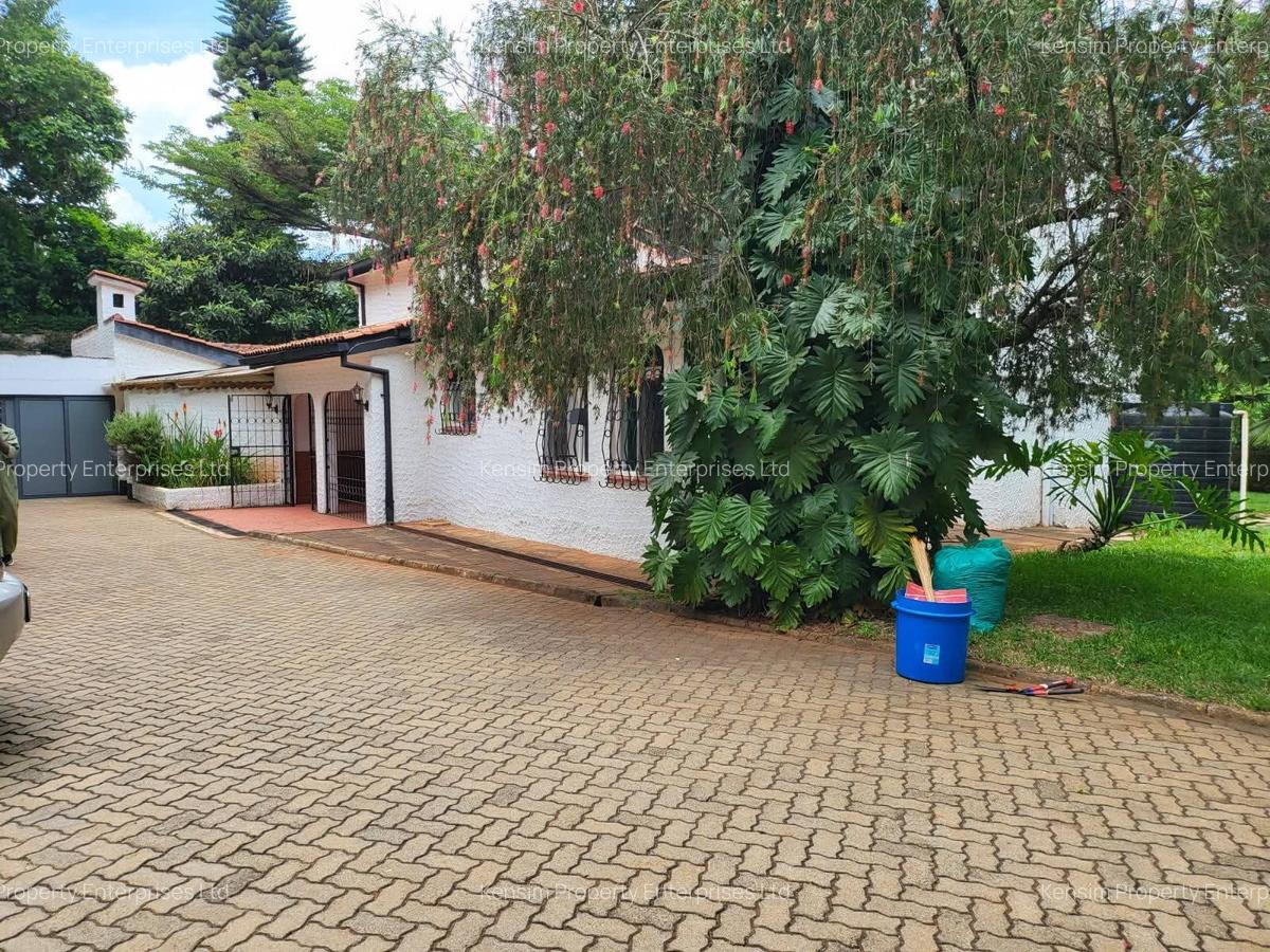 4 Bed House with En Suite in Hill View - 5