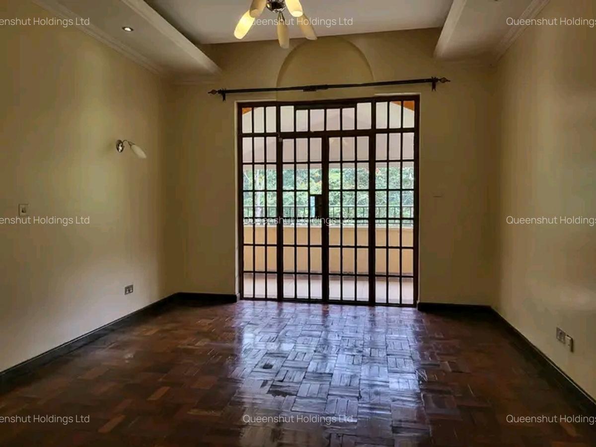 4 Bed House with En Suite in Rosslyn - 12
