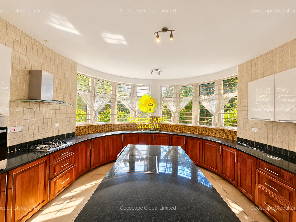 5 Bed House with En Suite in Rosslyn - 7
