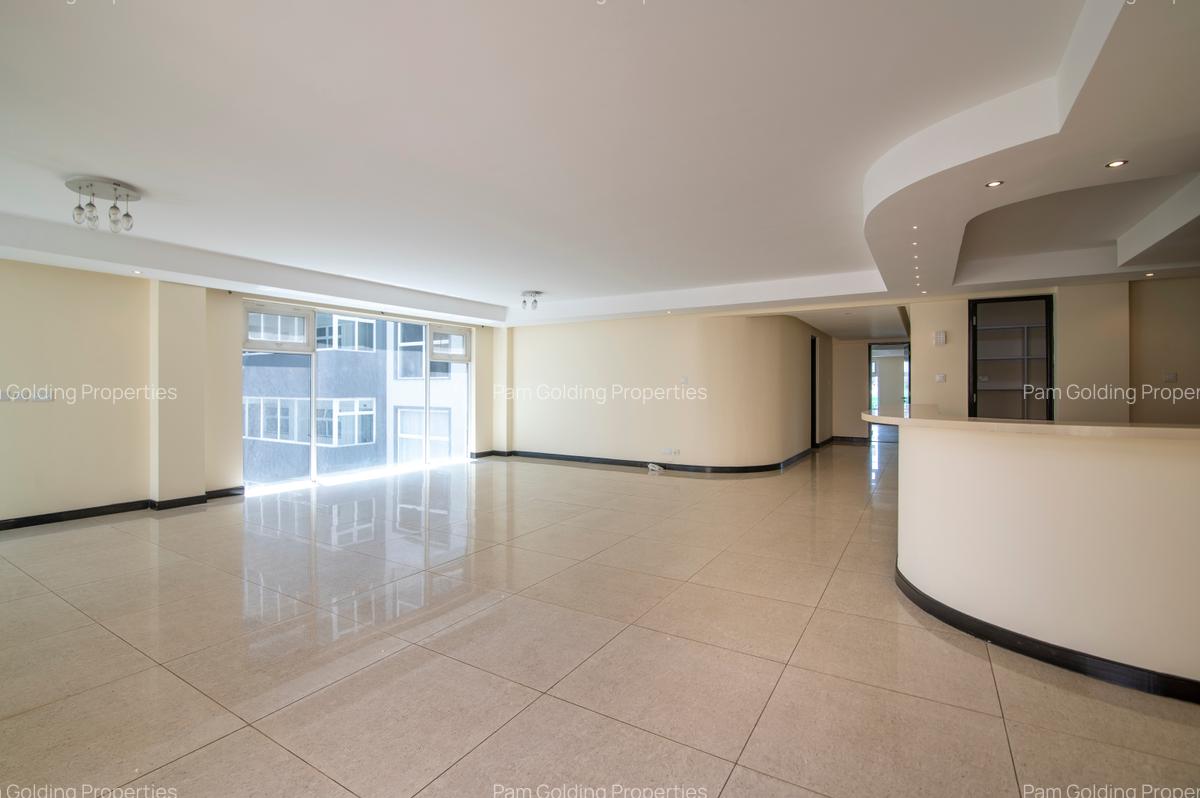 3 Bed Apartment with En Suite in Riverside - 3
