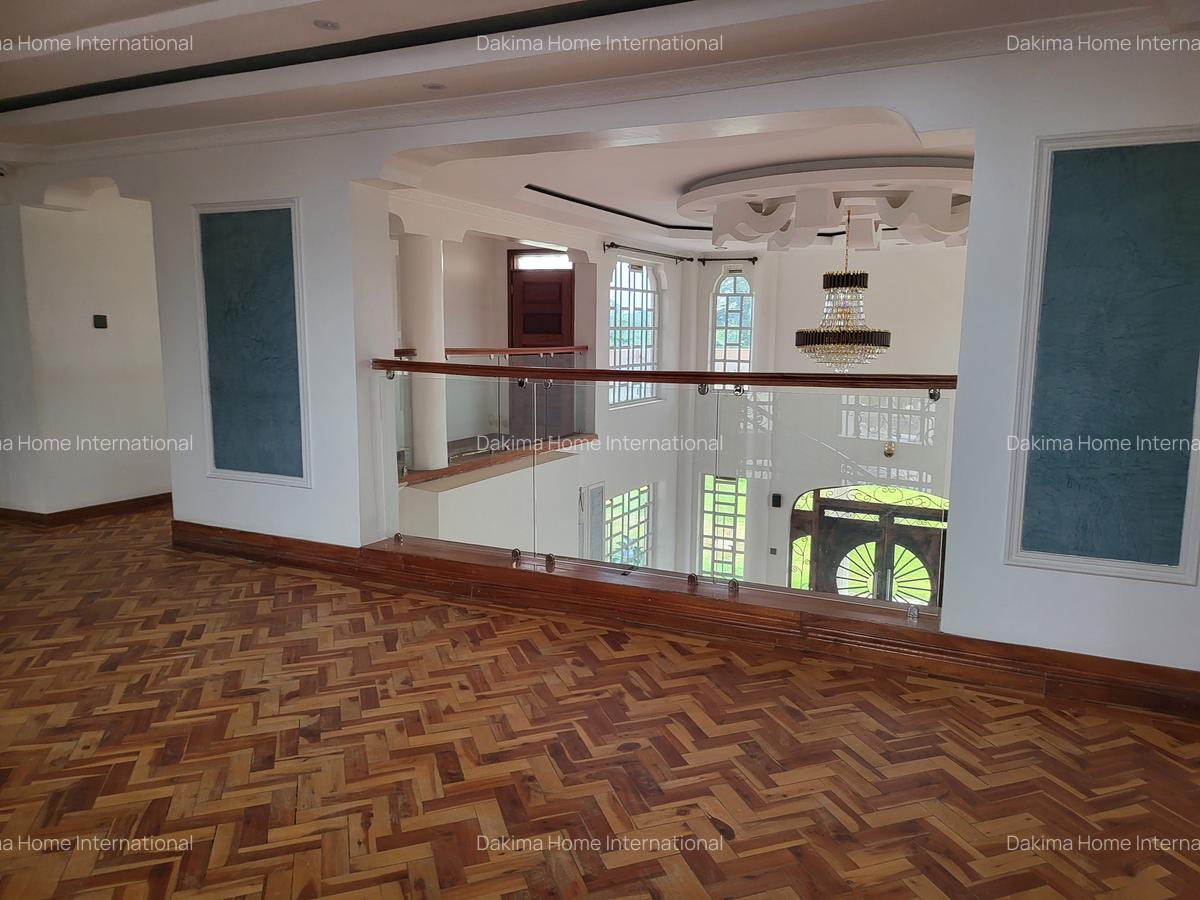5 Bed House with En Suite in Runda - 14