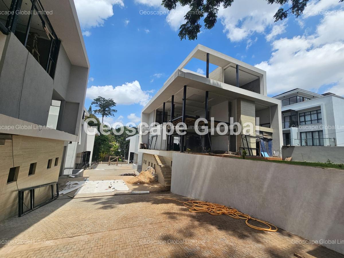 5 Bed Townhouse with En Suite in Lavington - 2
