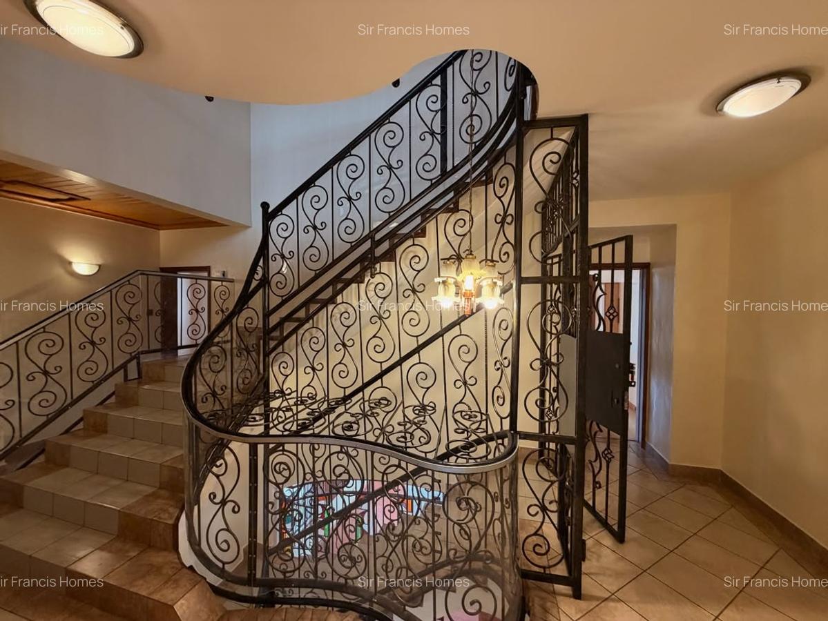 5 Bed House with En Suite in Runda - 4