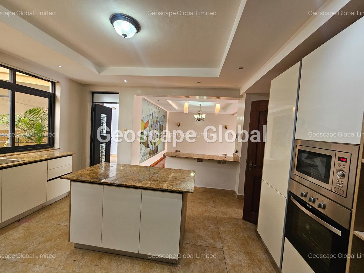 4 Bed Apartment with En Suite in Riverside - 11