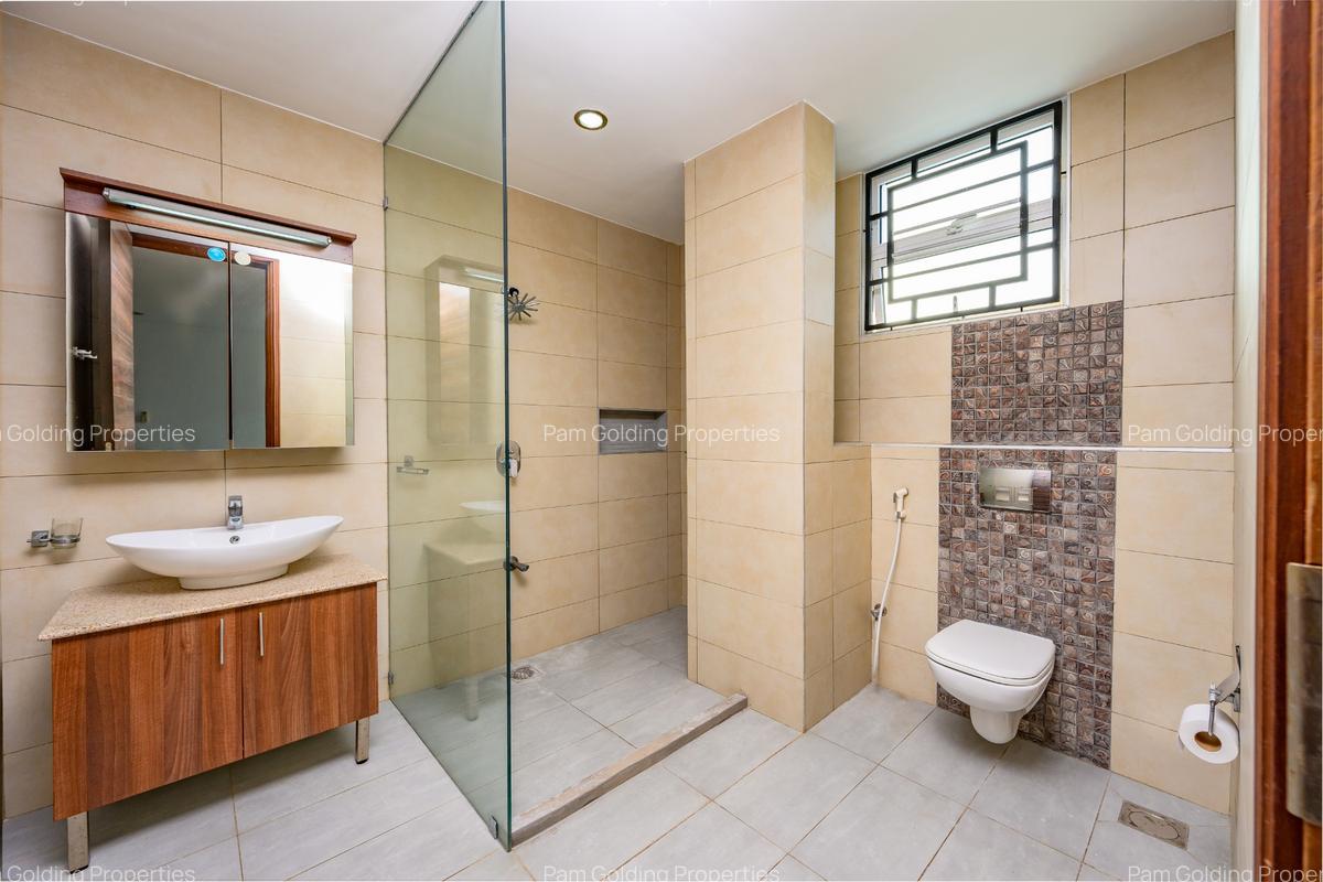 4 Bed Apartment with En Suite at Greenwood Drive - 17