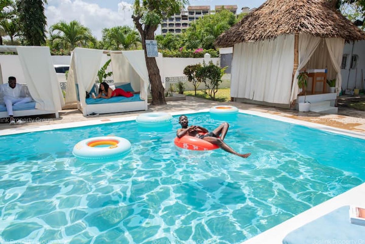 Furnished 5 Bed Apartment with En Suite at Greenwood Drive - 4