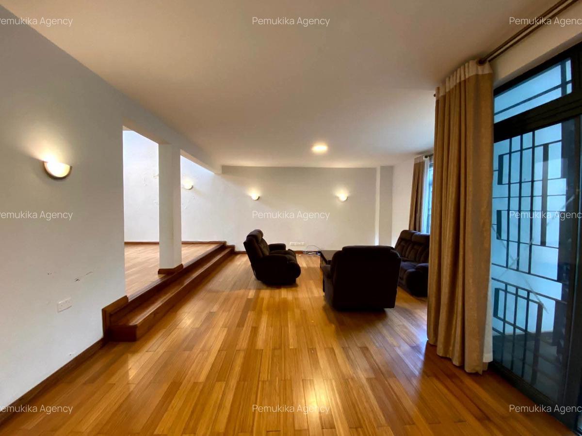 5 Bed Townhouse with En Suite in Spring Valley - 3