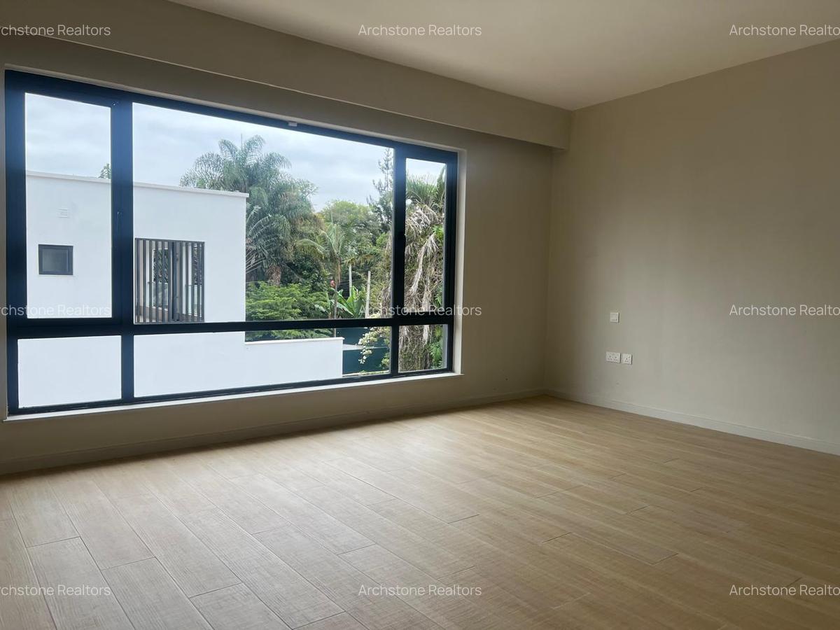 6 Bed Townhouse with En Suite in Kyuna - 2