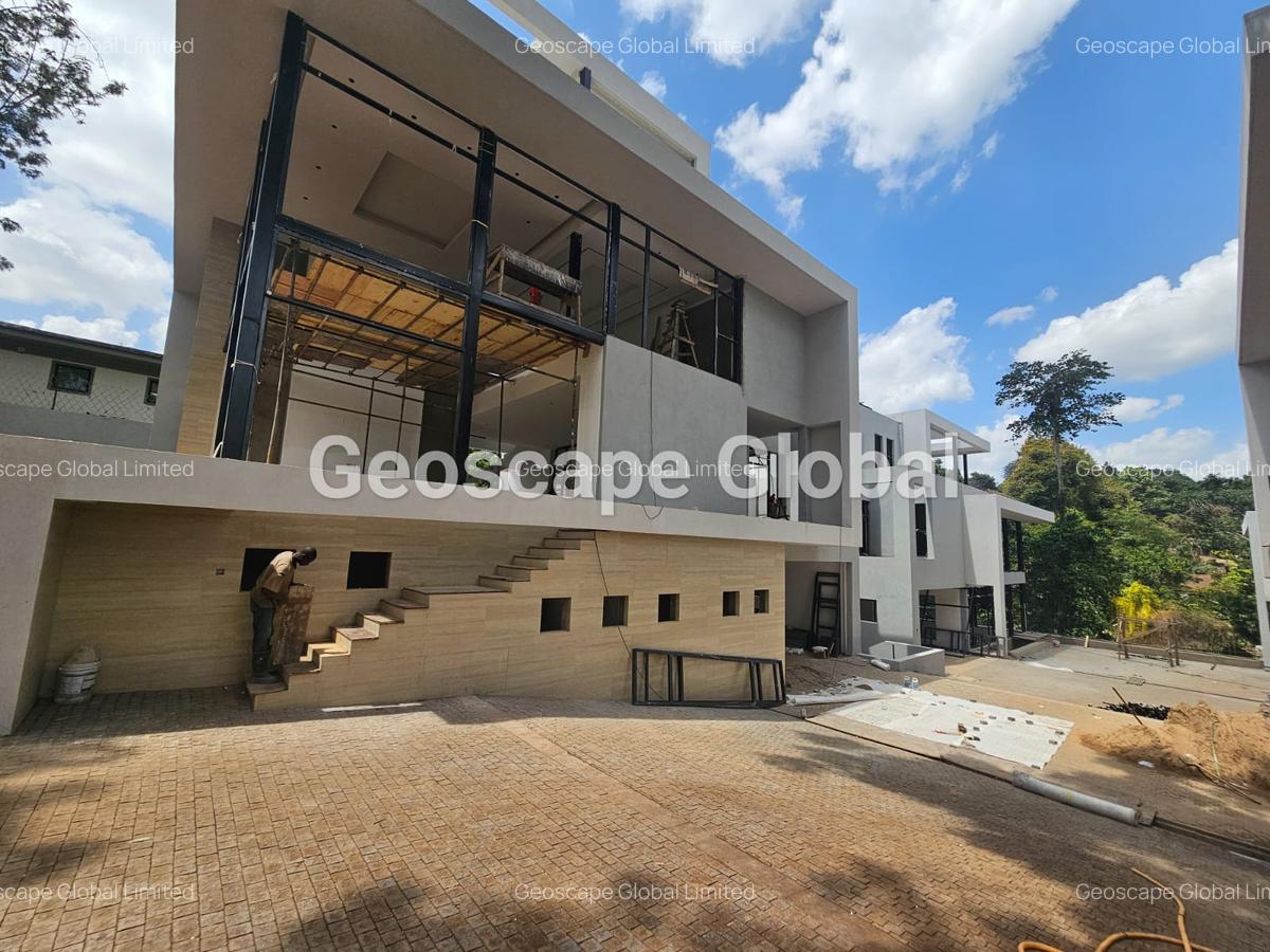 5 Bed Townhouse with En Suite in Lavington - 3
