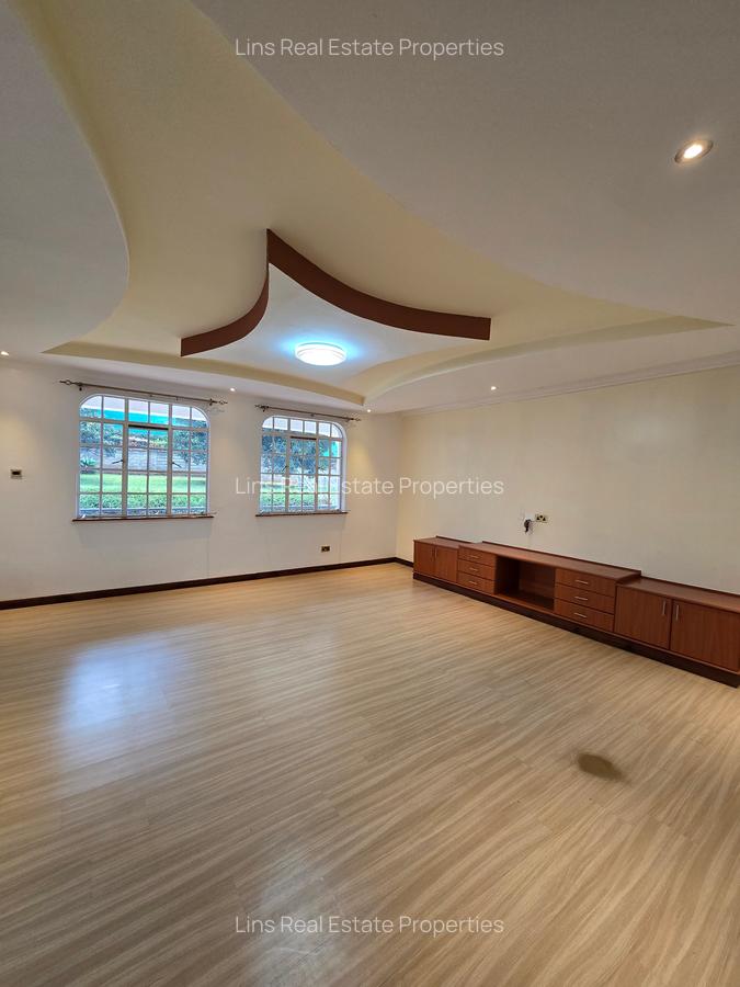 5 Bed House with En Suite in Runda - 16