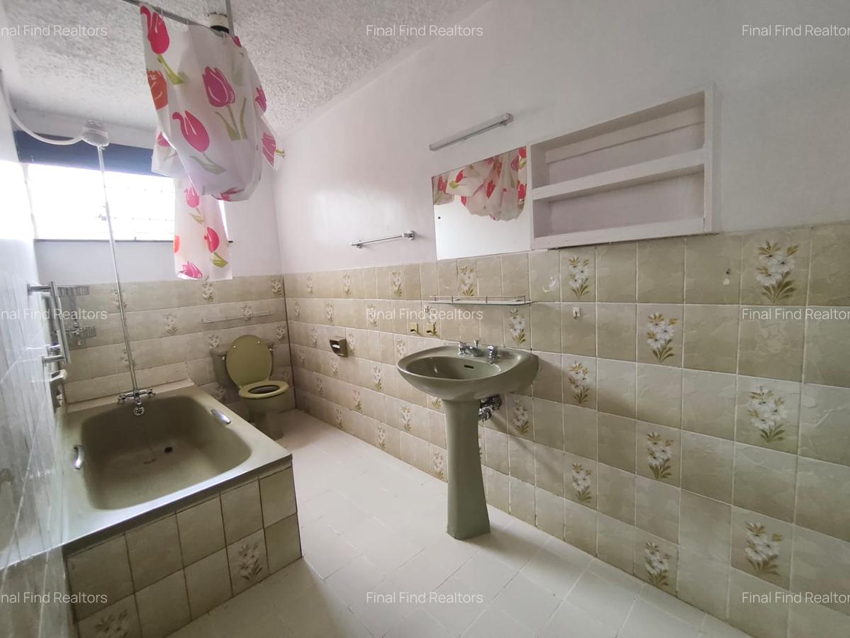 6 Bed House with En Suite in Garden Estate - 7