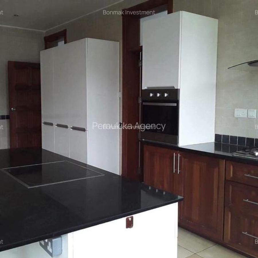5 Bed Townhouse with En Suite at Rossylon Lone Tree - 17