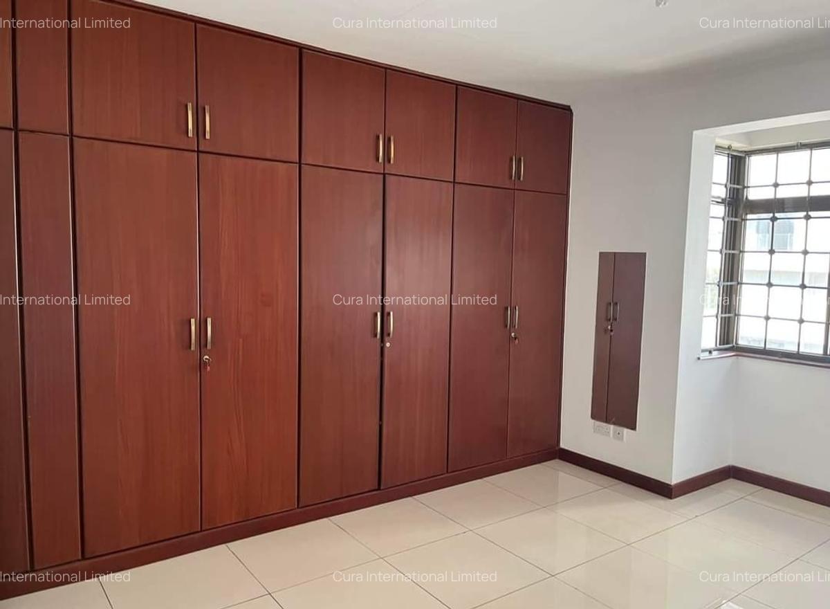 4 Bed Apartment with En Suite in Parklands - 4