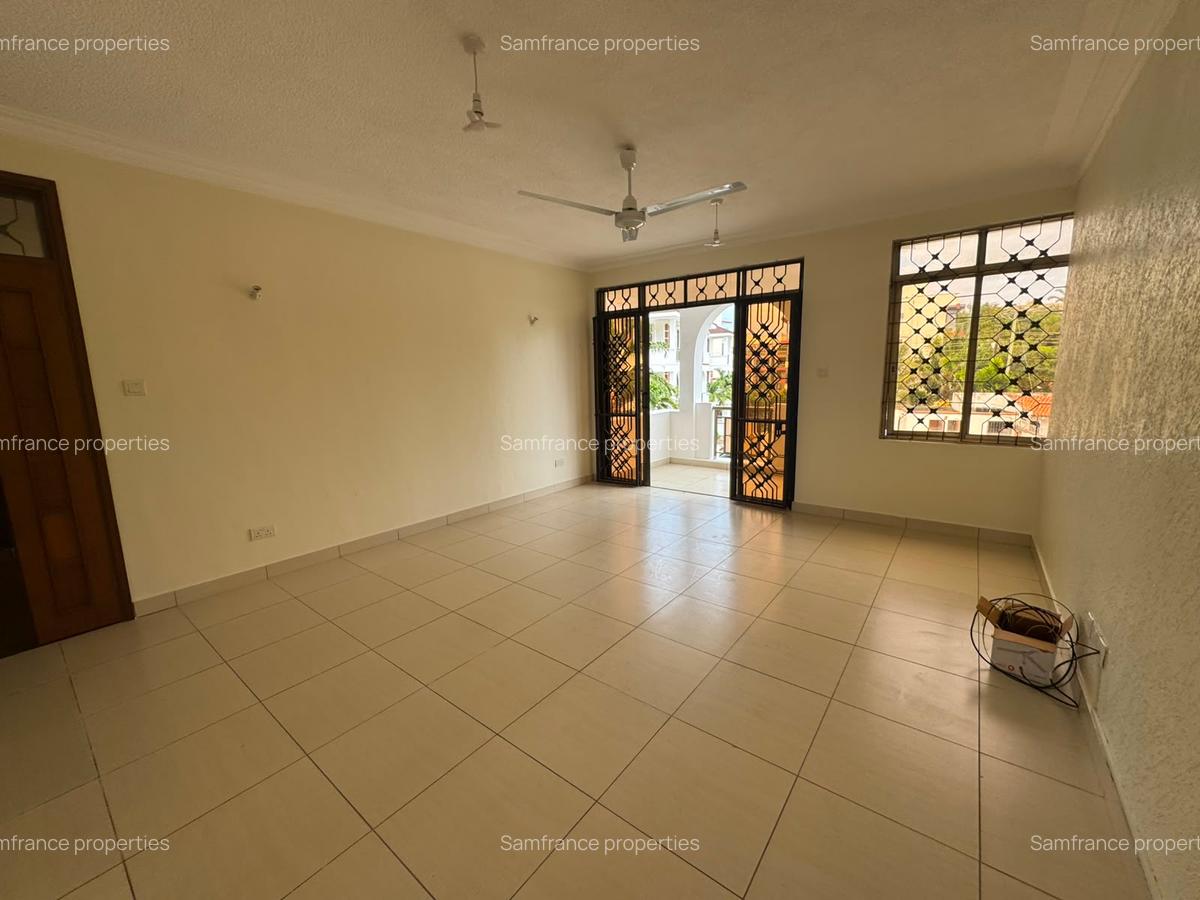 Serviced 2 Bed Apartment with En Suite at Greenwood - 8