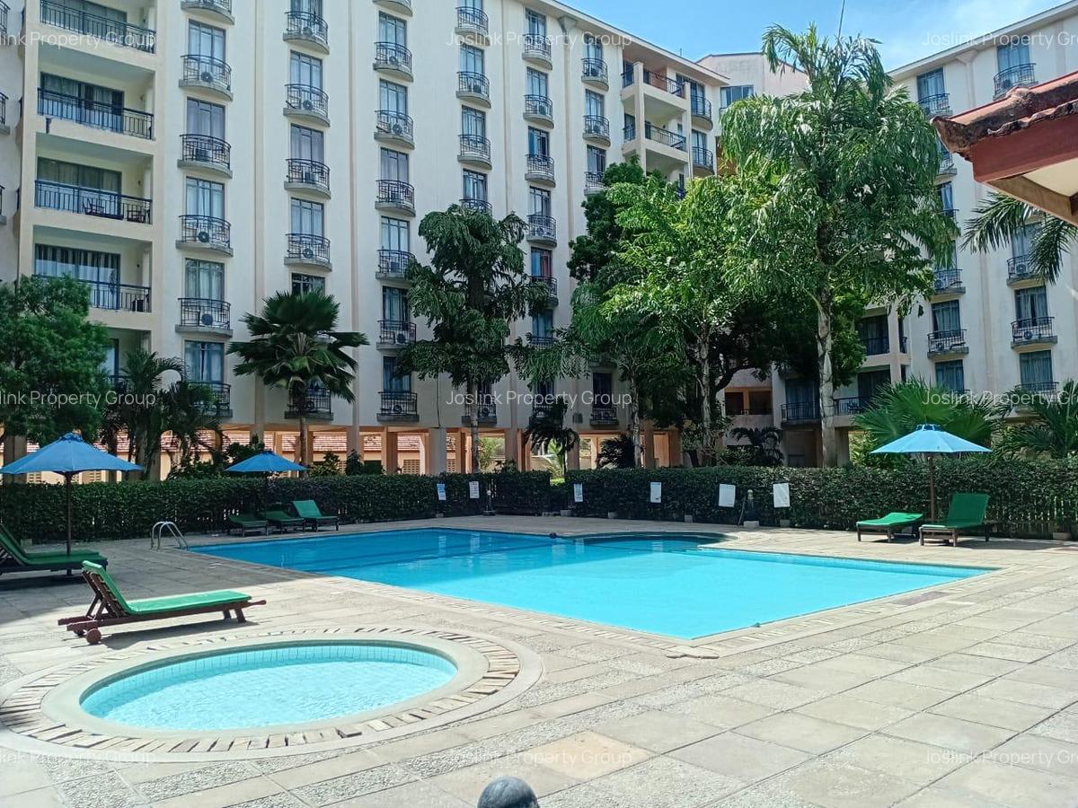 Serviced 2 Bed Apartment with En Suite at Greenwood Drive - 15