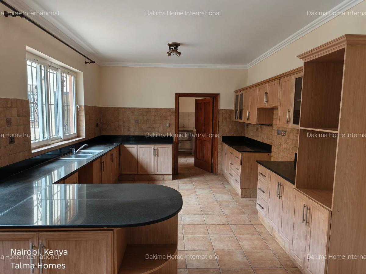 4 Bed Townhouse with En Suite in Brookside - 2
