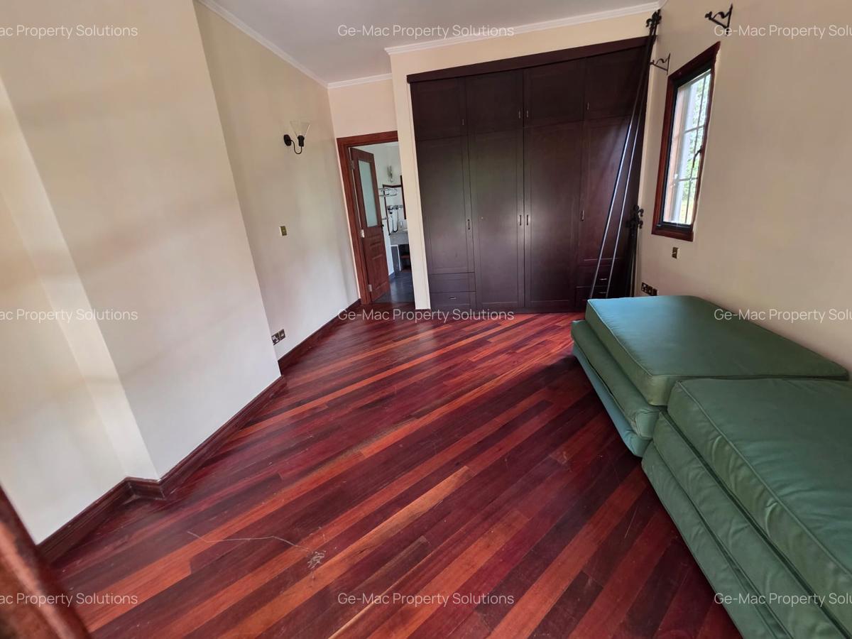 4 Bed House with En Suite in Ridgeways - 7