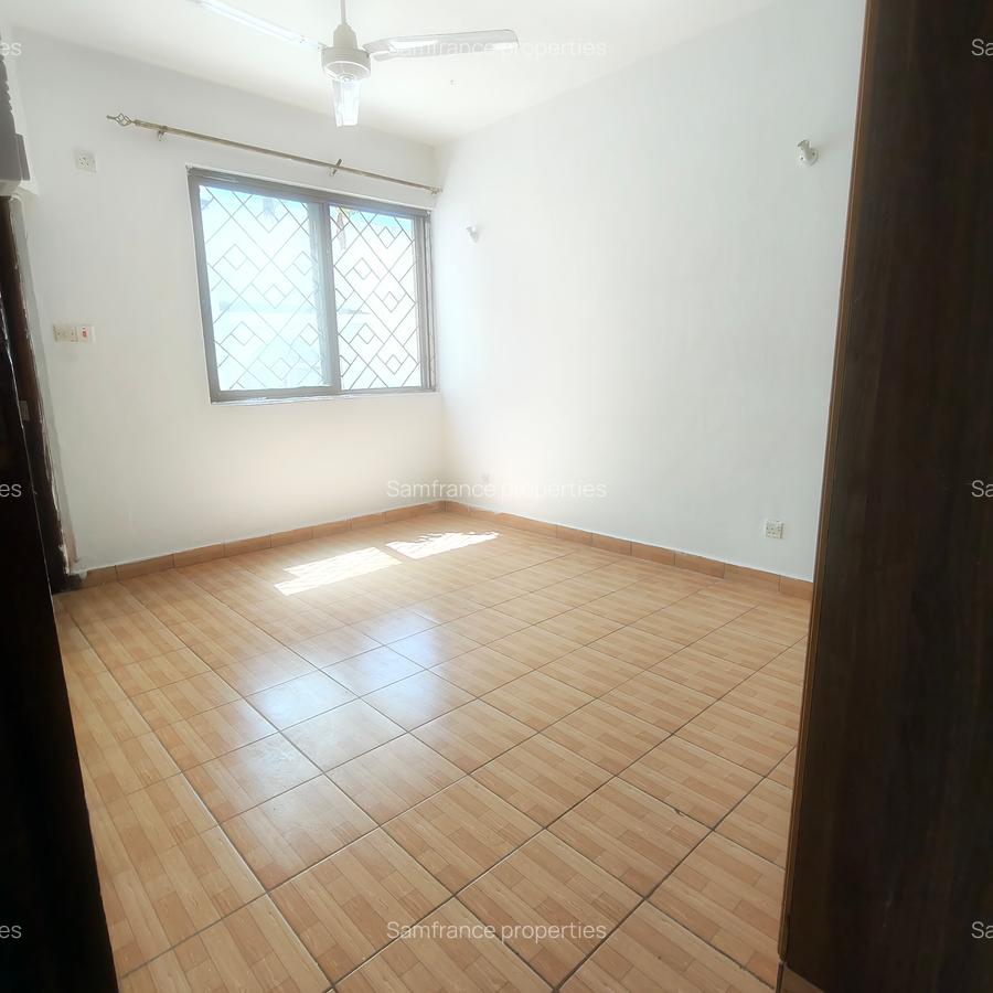 3 Bed Apartment with En Suite at Links Road - 3