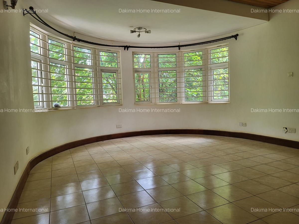 5 Bed Townhouse with En Suite in Rosslyn - 10