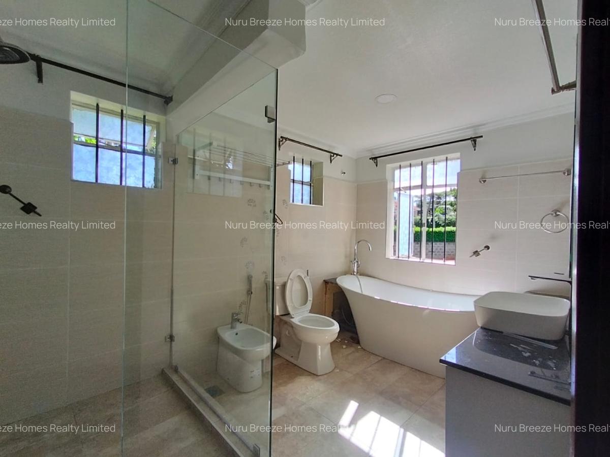 5 Bed House with En Suite in Runda - 12