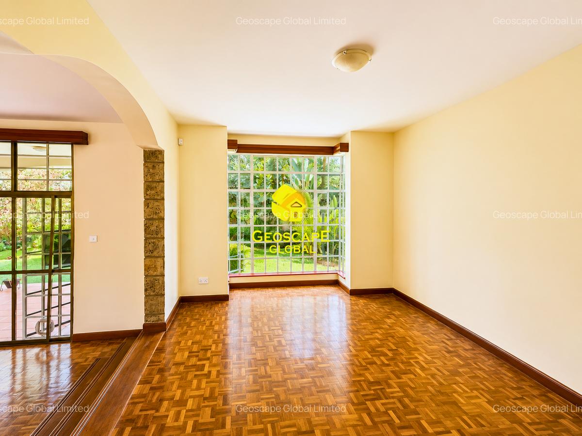 4 Bed House with En Suite in Rosslyn - 3