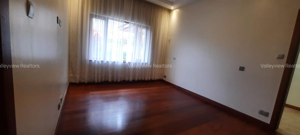 5 Bed Townhouse with En Suite at Lavington - 17