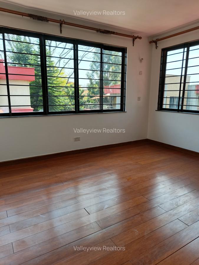 5 Bed Townhouse with En Suite at Lavington - 14