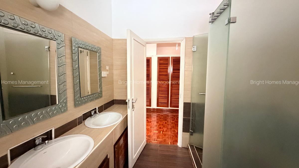 4 Bed Villa with En Suite in Hill View - 7