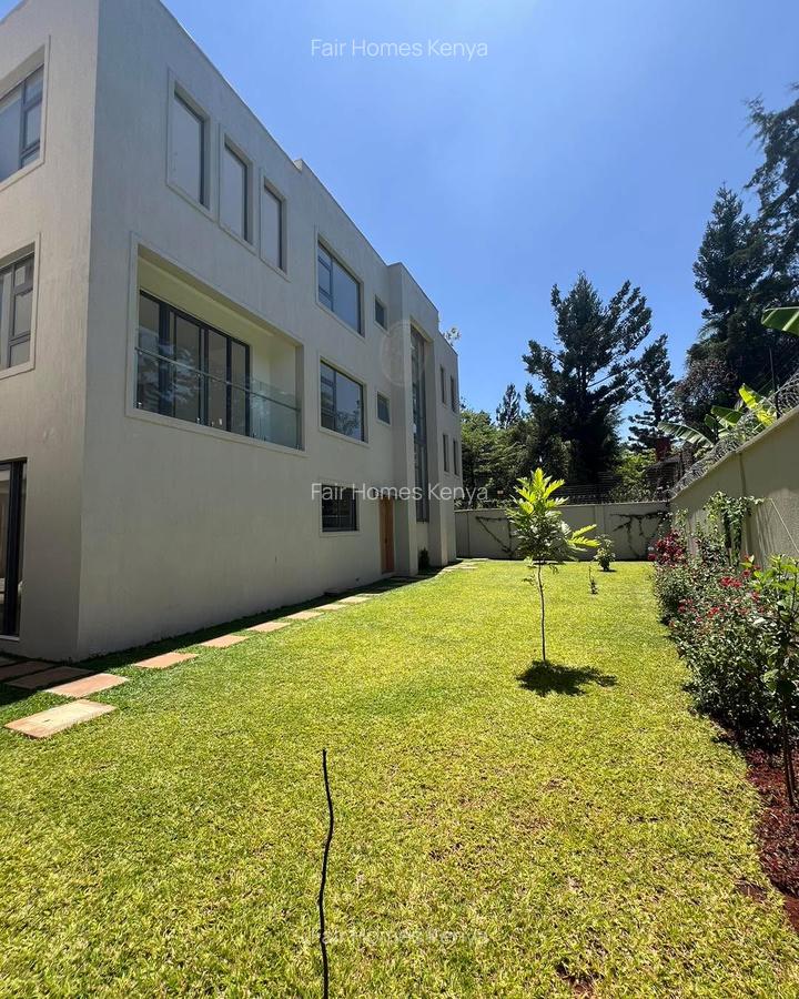 6 Bed Townhouse with En Suite at Lavington Green - 1