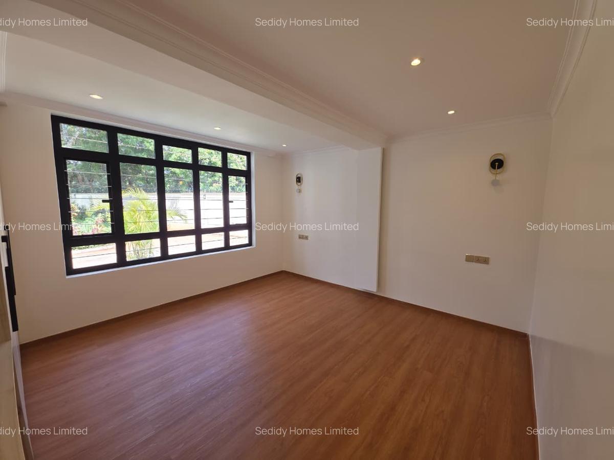 6 Bed House with En Suite in Runda - 9
