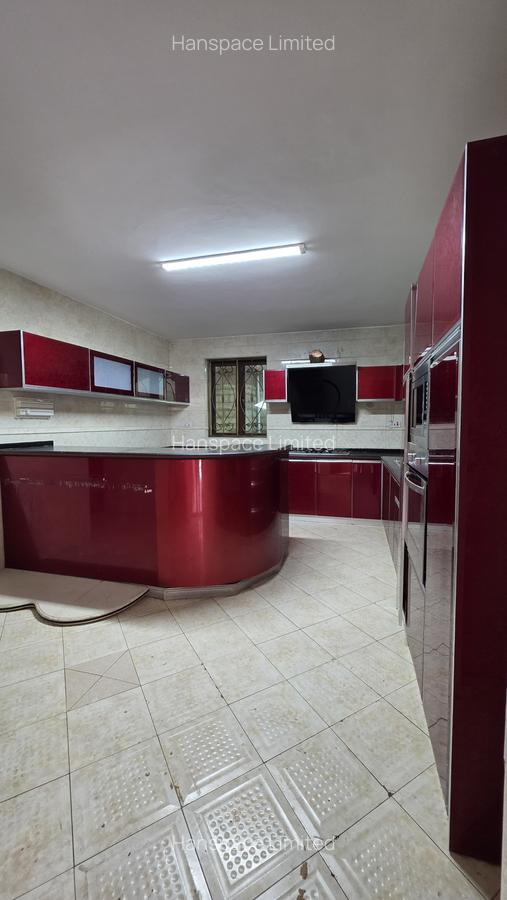5 Bed Townhouse with En Suite in Lavington - 3