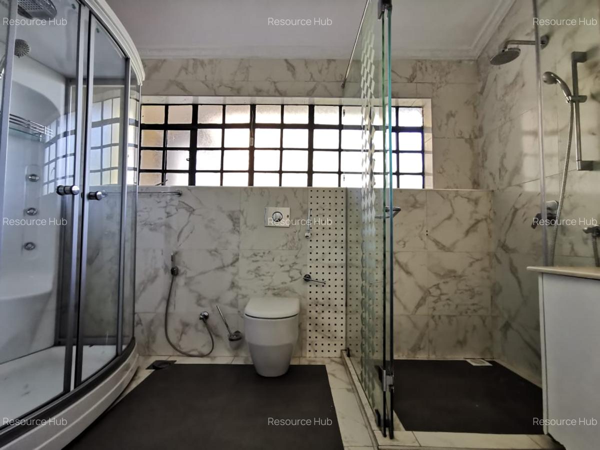 4 Bed House with En Suite at Mountain View - 14