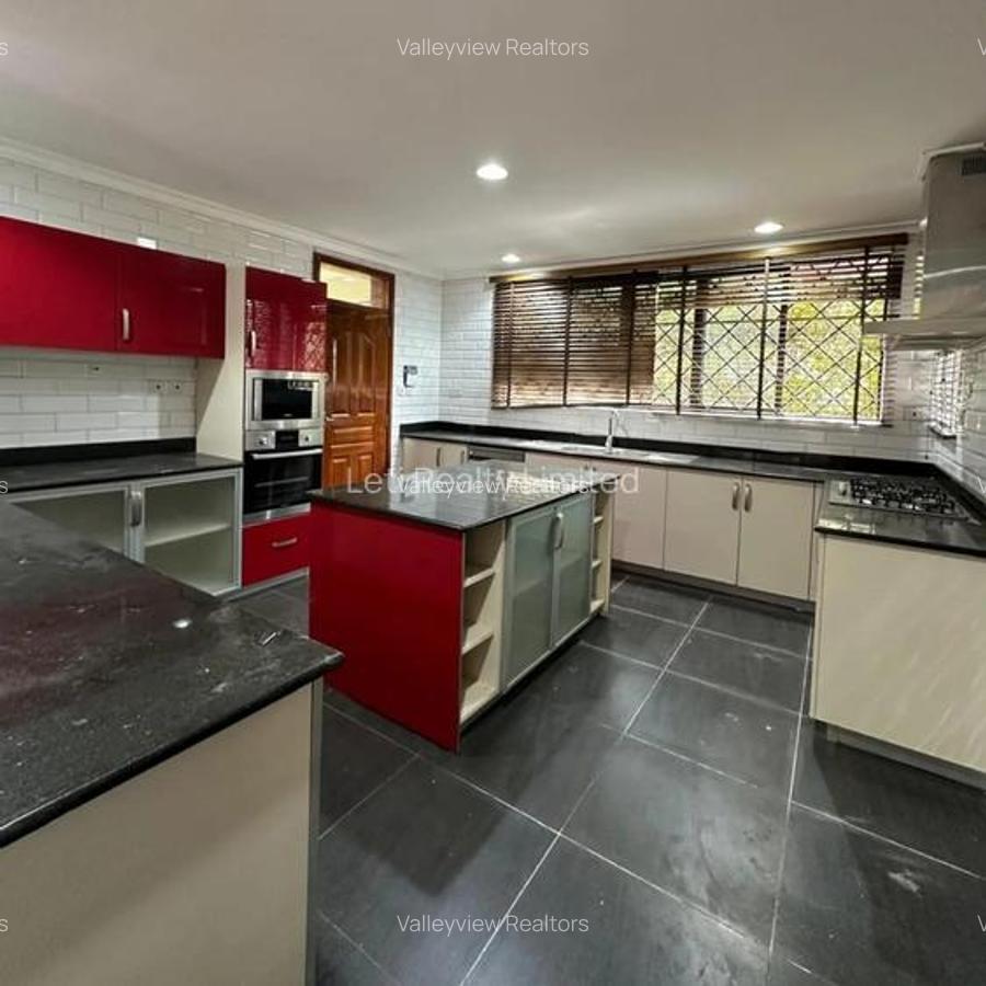 5 Bed Townhouse with En Suite at Lavington - 2