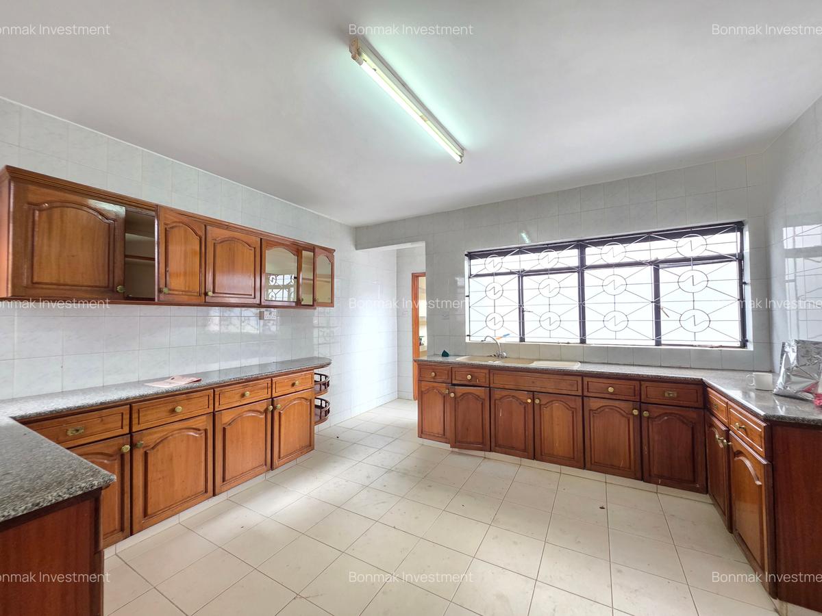 4 Bed Townhouse with En Suite at Valley Arcade - 8