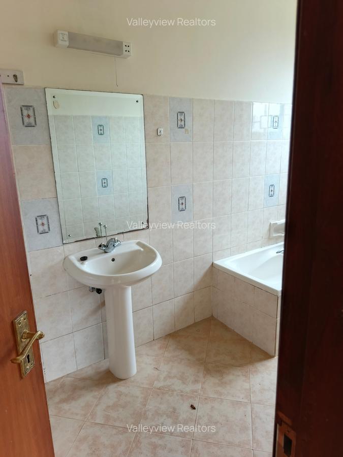 4 Bed Townhouse with En Suite at Lavington - 13