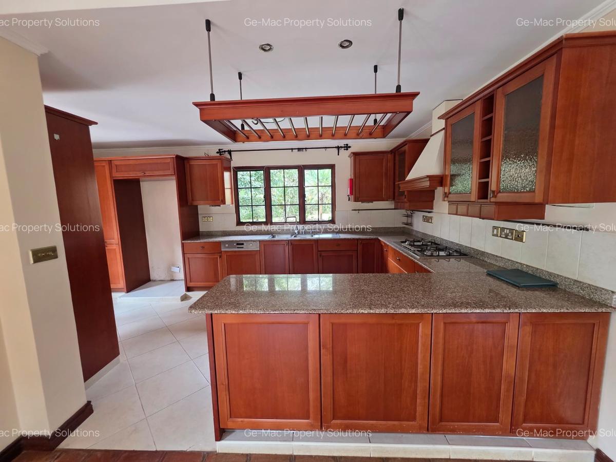 4 Bed House with En Suite in Ridgeways - 10