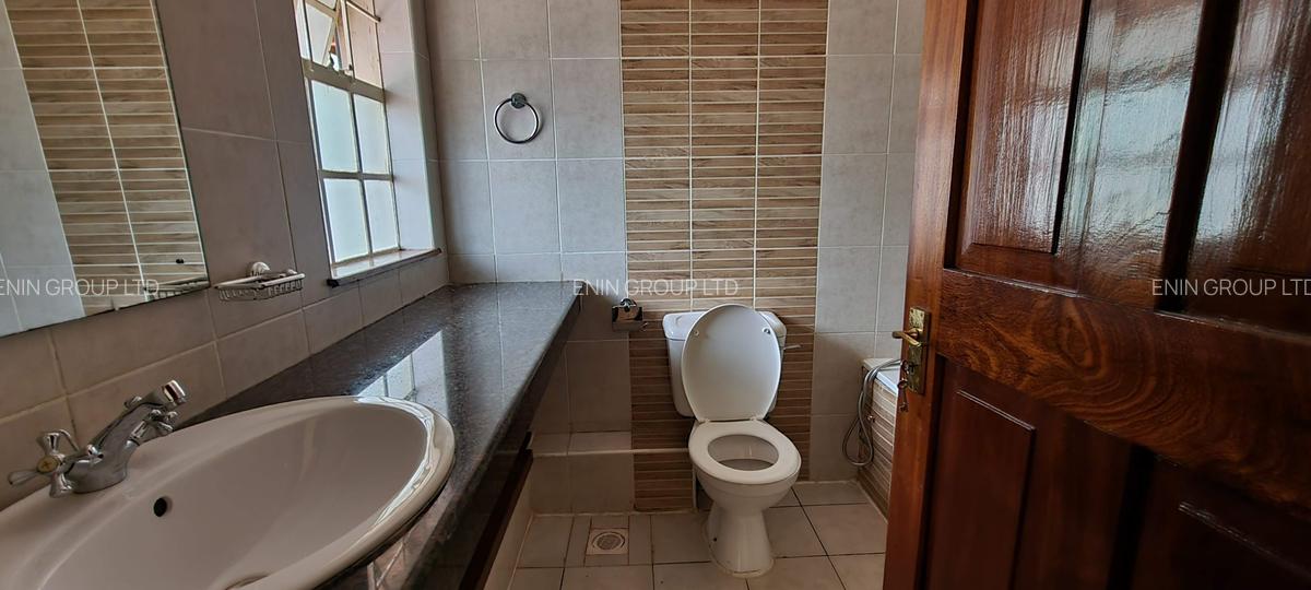 5 Bed Townhouse with En Suite at Lone Tree - 15