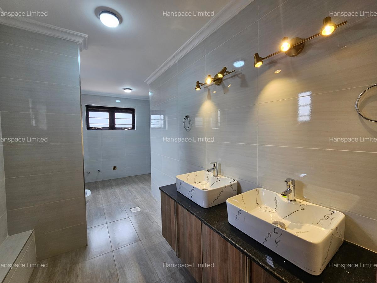 5 Bed Villa with En Suite in Runda - 14