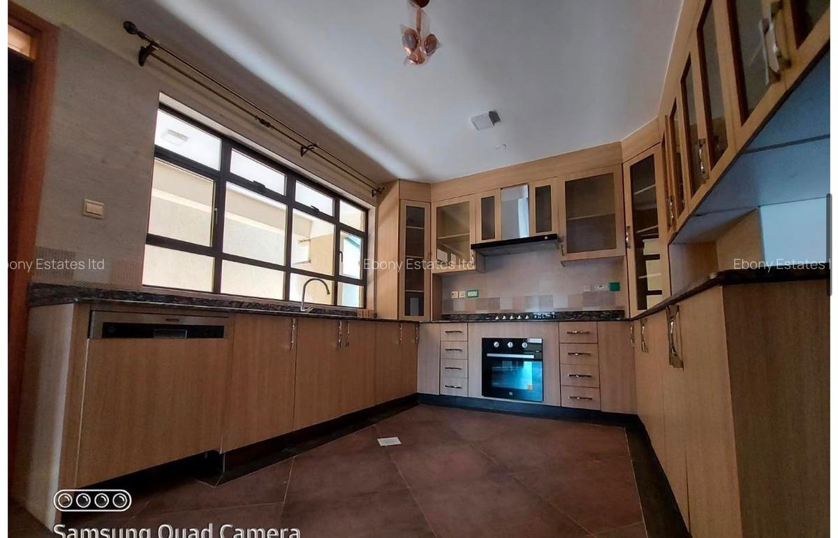 5 Bed Townhouse with En Suite in Lavington - 17