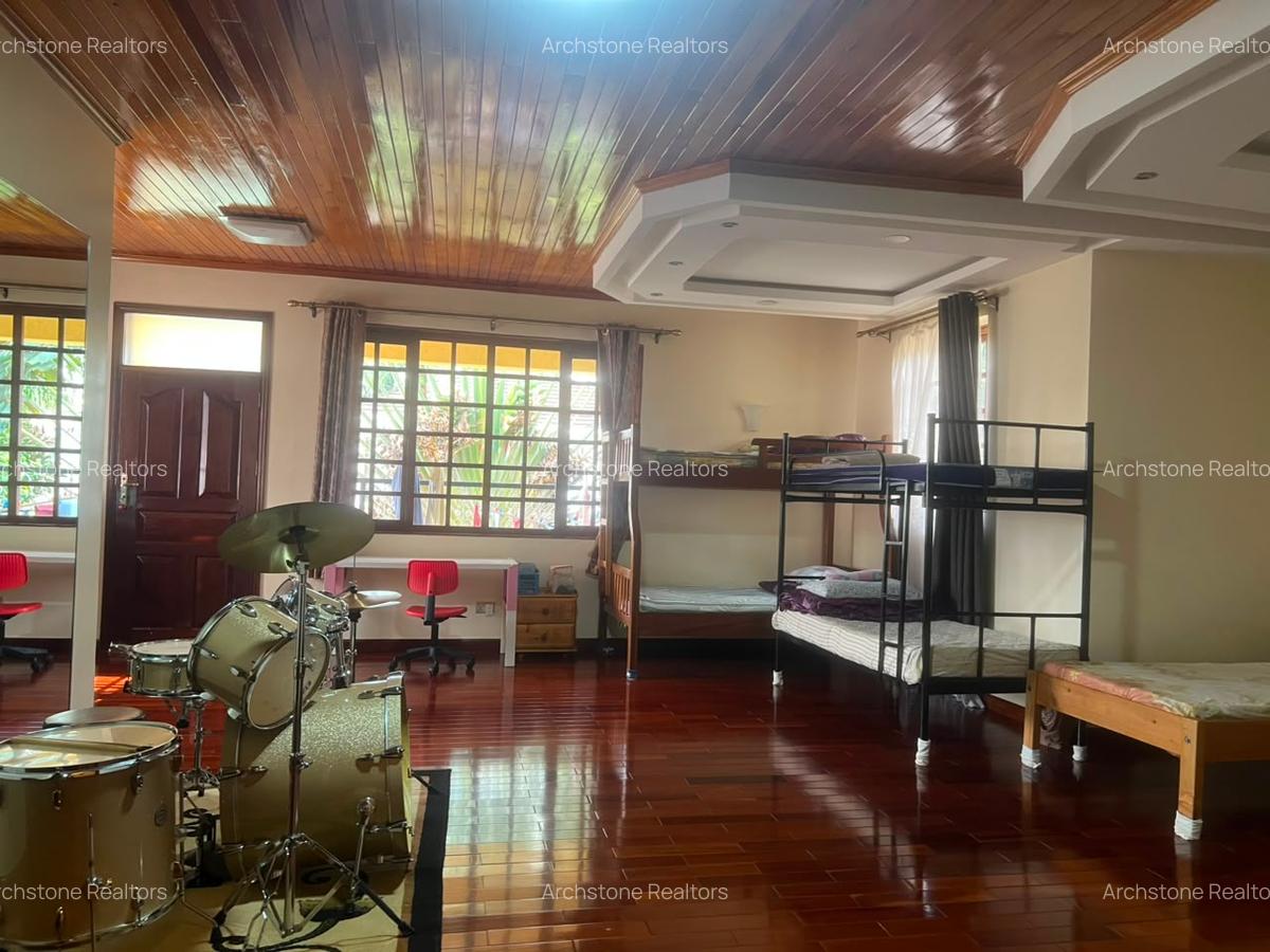 10 Bed House with En Suite in Runda - 6