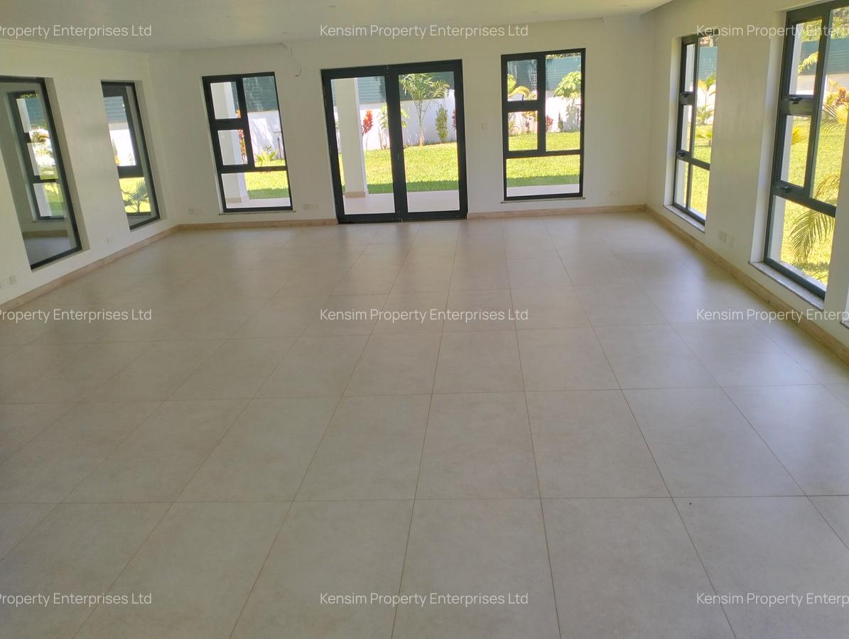 5 Bed House with En Suite in Runda - 2