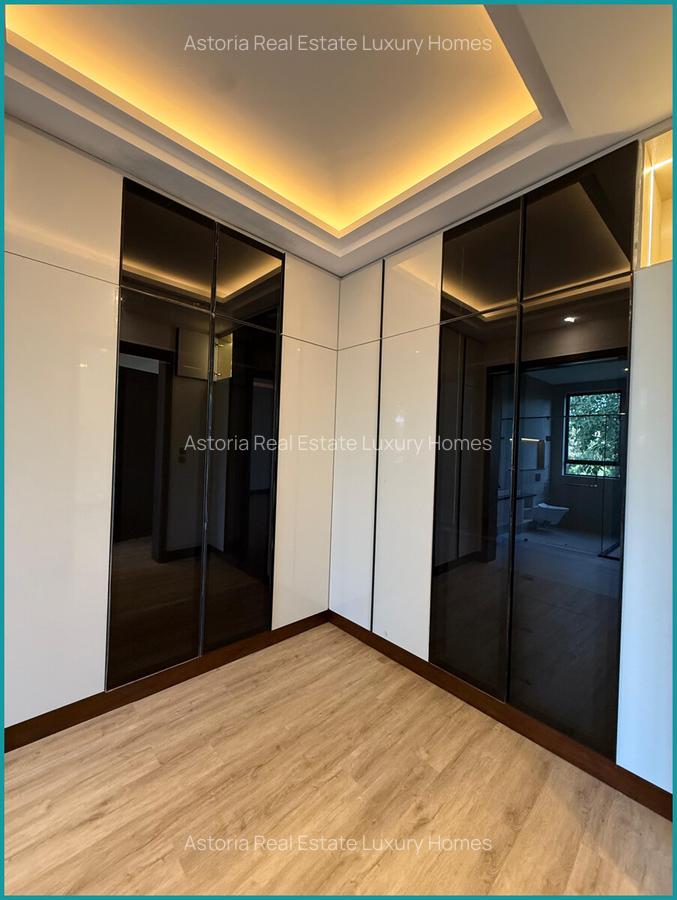 6 Bed Villa with En Suite at 2026-183 - 3