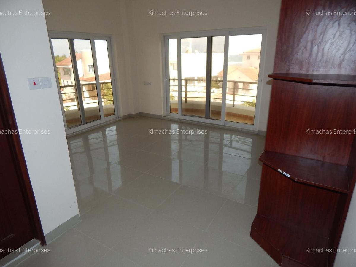 3 Bed Apartment with En Suite at Greenwood Dr - 9