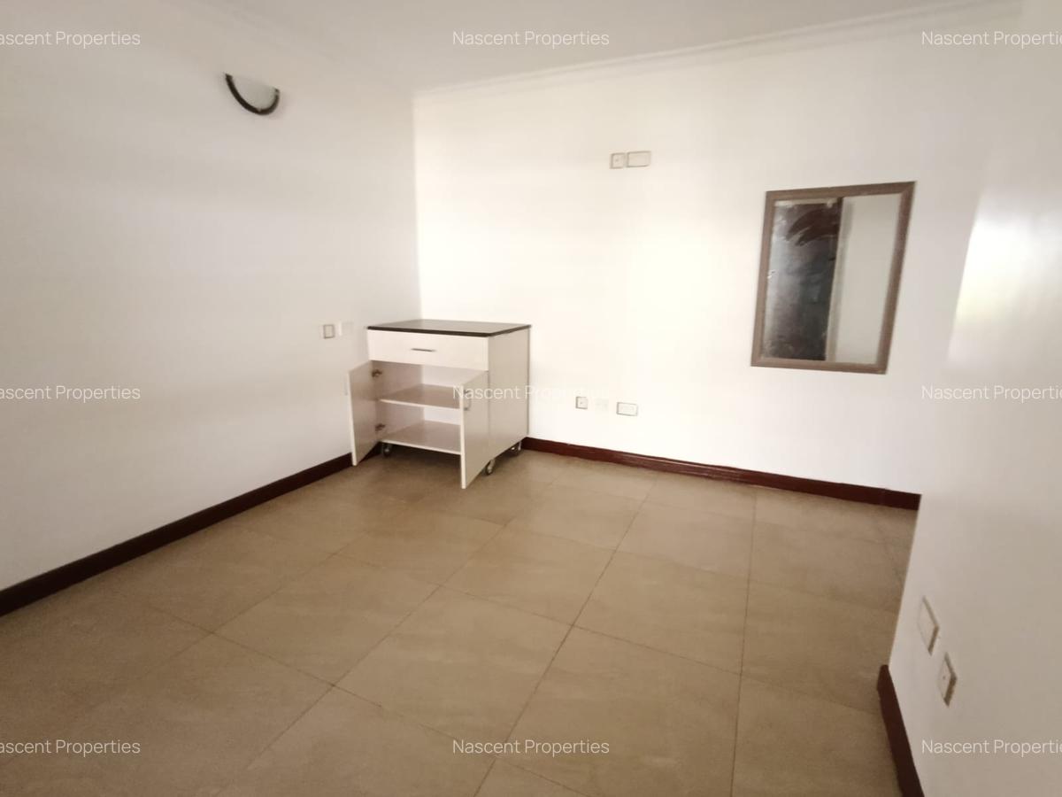 4 Bed House with En Suite in Runda - 16