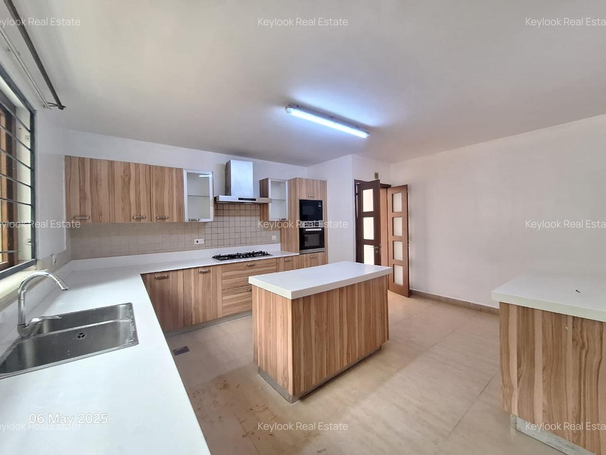 5 Bed Townhouse with En Suite at Lavington - 14