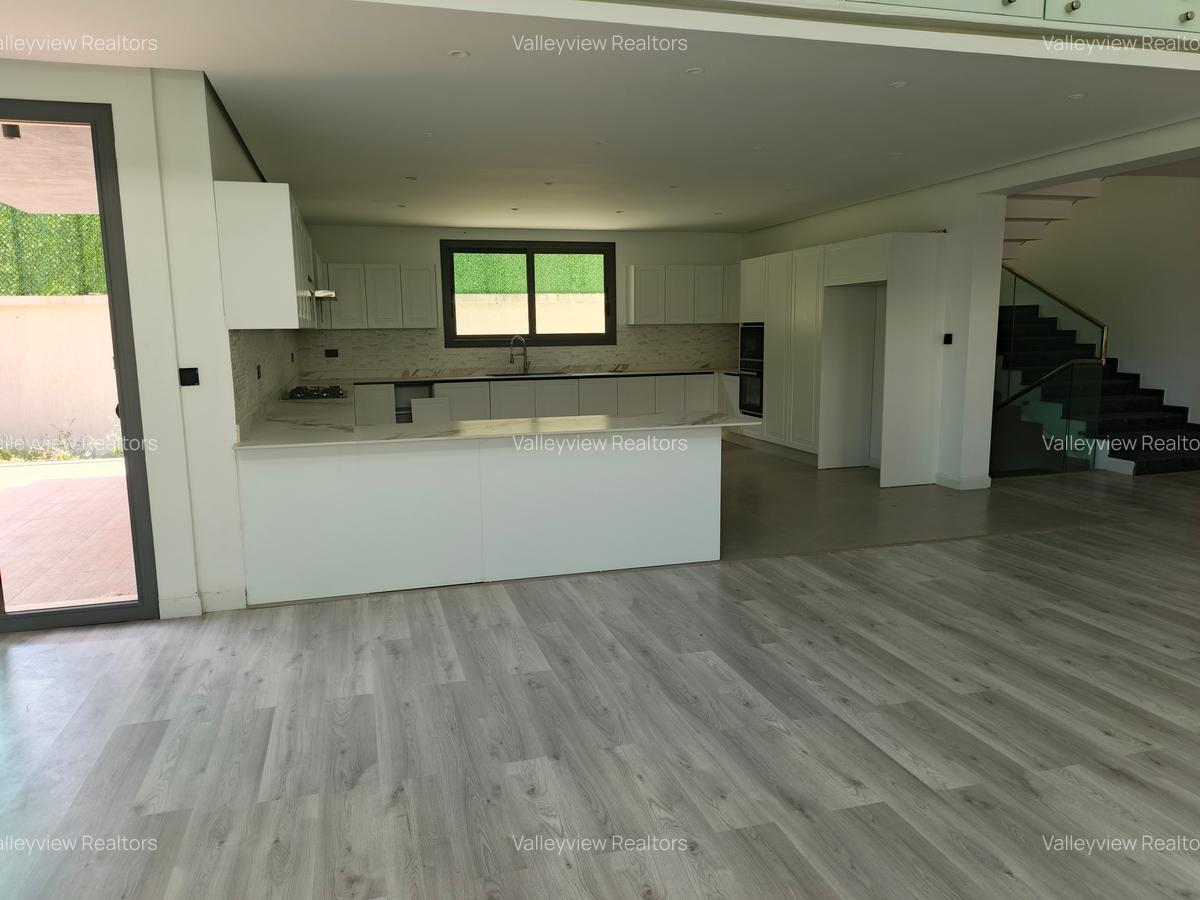5 Bed Townhouse with En Suite at Lavington - 10