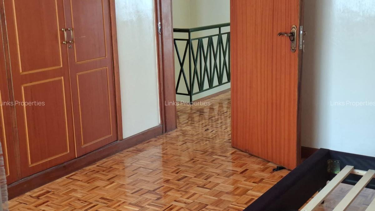 4 Bed Townhouse with En Suite at Lavington - 7