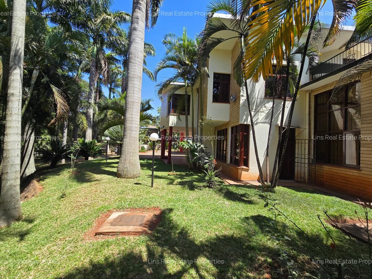 4 Bed House with En Suite in Hill View - 3